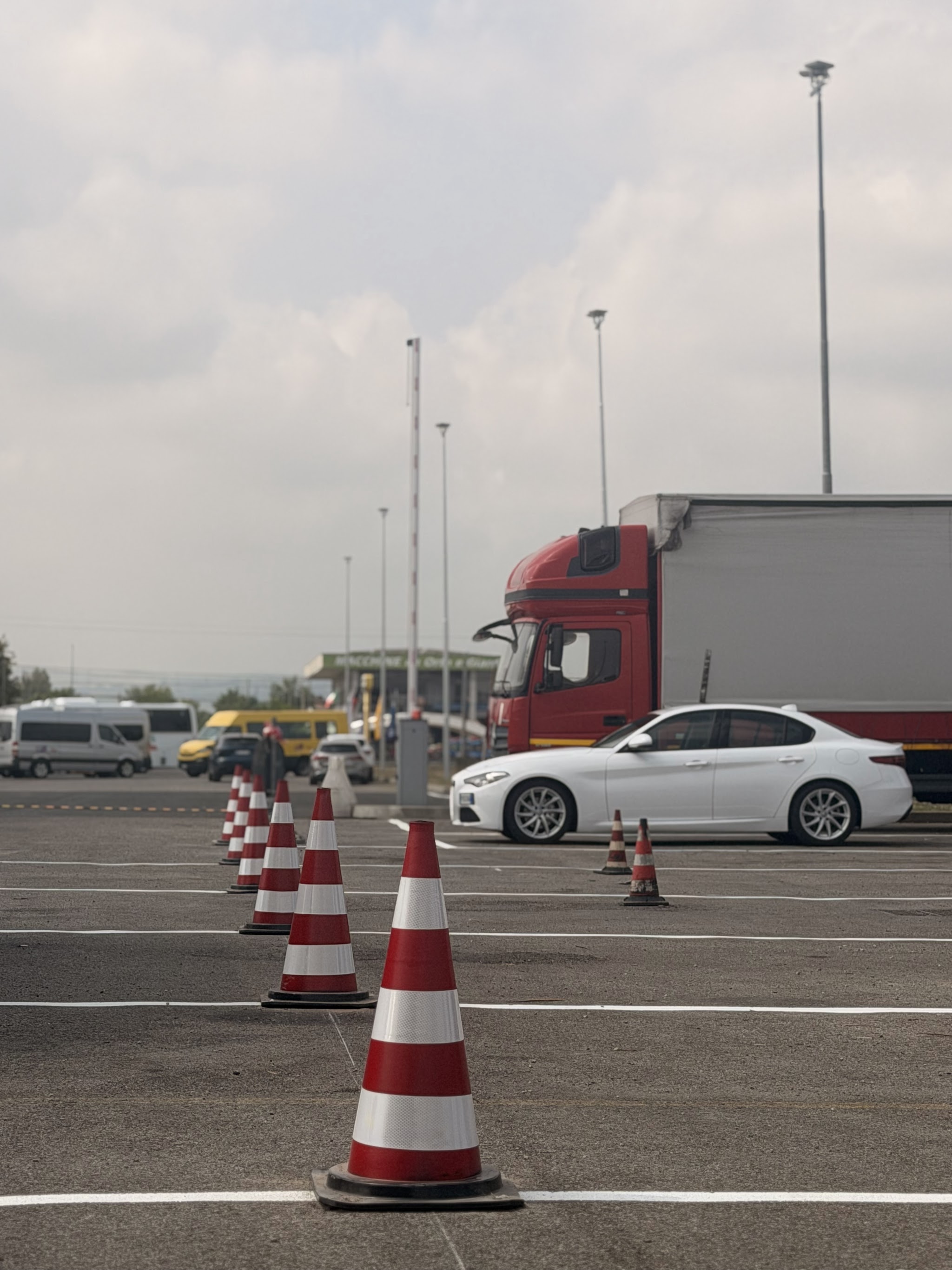 Scenario di trasporto con camion e viabilità